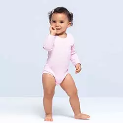 neonata che indossa body bambini di colore rosa