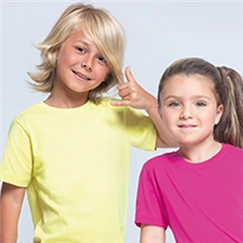 bambino e bambina che indossano magliette jhk bambini