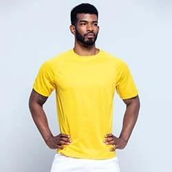 uomo con maglietta gialla jhk
