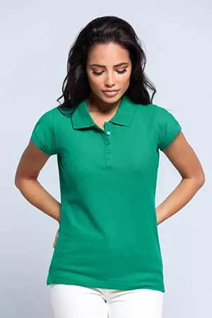 magliette personalizzate online donna polo e jeans bianchi su fondale grigio