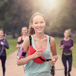 primo piano su ragazza che fa footing con marsupio