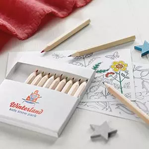 matite colorate con fusto in legno in scatola di cartone 
