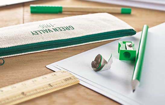 matite personalizzabili e astuccio in corda naturale ecologico appoggiato su scrivania 