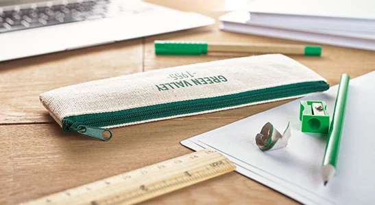 matite personalizzabili e astuccio in corda naturale ecologico appoggiato su scrivania 