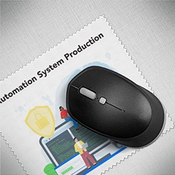 mousepad personalizzato poggiato su scrivania con mouse su di esso