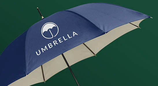 ombrelli personalizzabili blu avio su sfondo verde con logo aziendale personalizzato