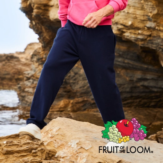 uomo nella natura che indossa pantalone fruit of the loom nero