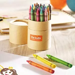 pastelli colorati in divertente tubo di cartone con logo personalizzato su tavolo in legno