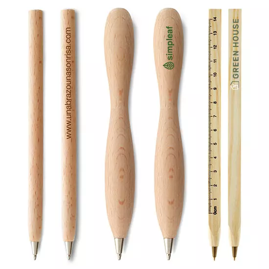 penne di legno di differenti forme su sfondo bianco
