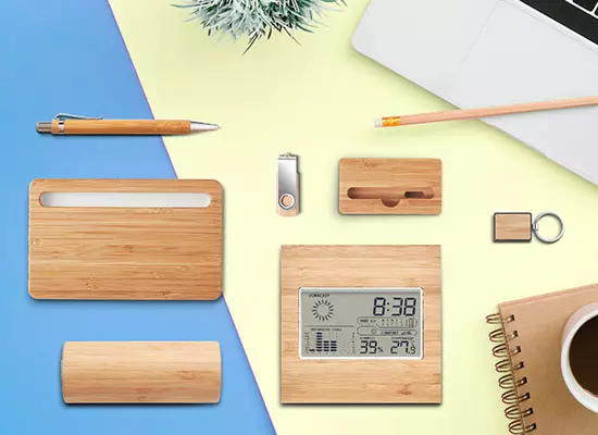 gadget ecologici personalizzati in legno su sfondo colorato