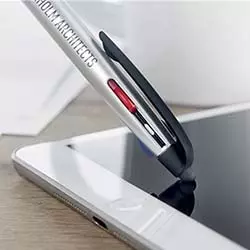 penne personalizzate multi colore online con touch screen che si appoggia su tablet