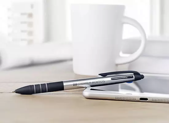 penne promozionali con tablet e tazza su scrivania