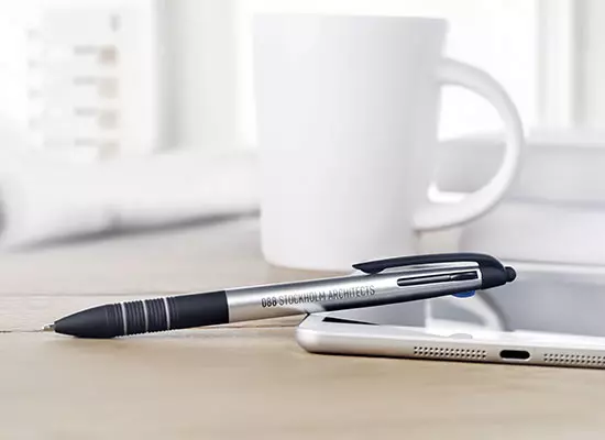 penne promozionali con tablet e tazza su scrivania penne promozionali con tablet e tazza su scrivania