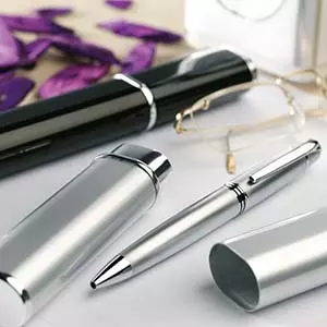 penne roller personalizzate argento e nero su scrivania