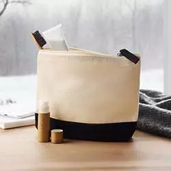 pochette beauty con oggetti di bellezza