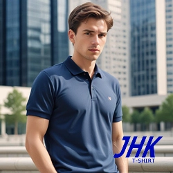 ragazzo con abbigliamento personalizzato polo di colore blu con righini colorati