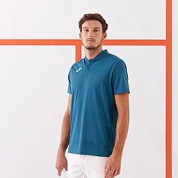 polo sportiva personalizzata indossata da uomo che gioca a padel