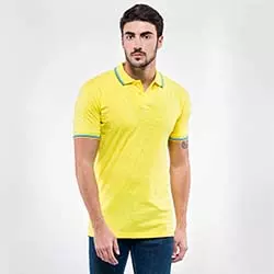 polo uomo gialla con bordo e inserti colletto e maniche azzurri 