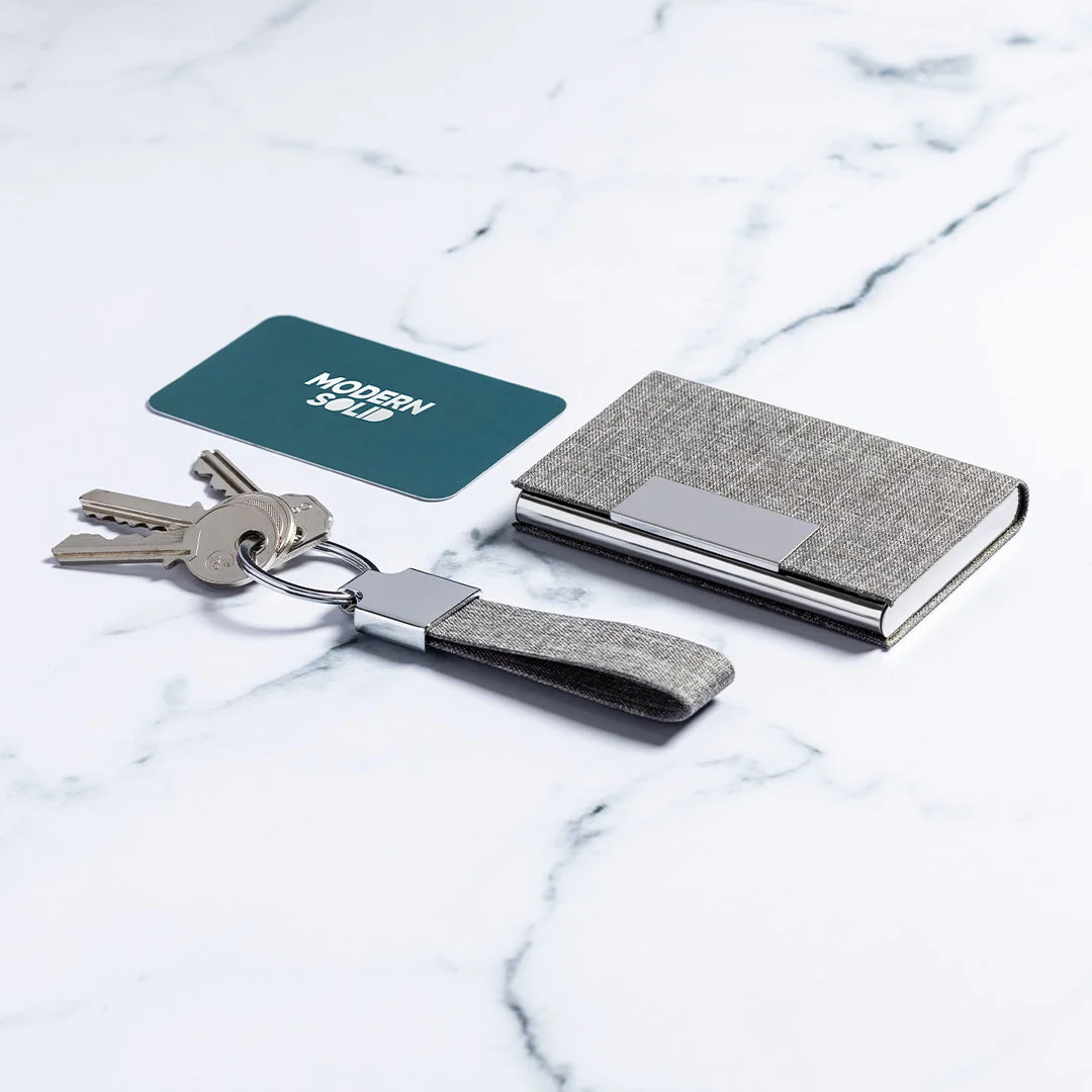 porta carte di credito personalizzati in metallo su sfondo in marmo