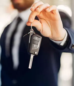 portachiavi personalizzati chiavi auto business man mano che regge chiave di macchina