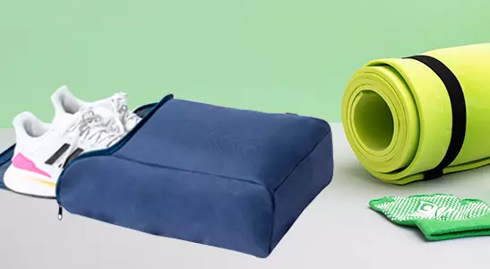 primo piano su portascarpe di colore blu, con attrezzi per ginnastica sullo sfondo
