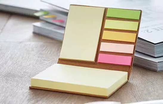 post it personalizzato posato su una scrivania in legno