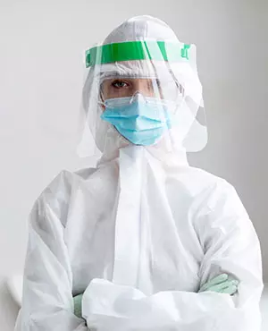 protezione coronavirus tutti i dispositivi di protezione indossati visiera, mascherina, occhiali, tuta monouso, guanti il lattice