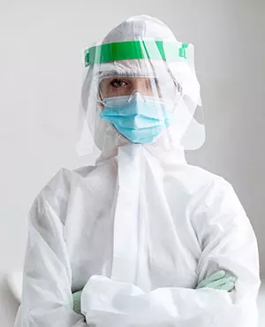 protezione coronavirus tutti i dispositivi di protezione indossati visiera, mascherina, occhiali, tuta monouso, guanti il lattice protezione coronavirus tutti i dispositivi di protezione indossati visiera, mascherina, occhiali, tuta monouso, guanti il lattice