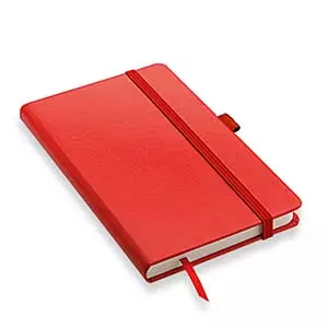 quaderno con elastico rosso su sfondo neutro