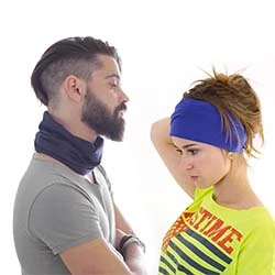 scaldacollo personalizzati colorati indossati da un ragazzo e una ragazza al collo e come fascia per capelli