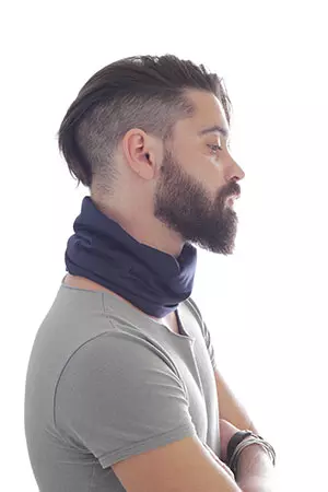 uomo che indossa scaldacollo di colore blu come gadget invernale uomo che indossa scaldacollo di colore blu come gadget invernale