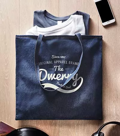 shopper bags personalizzata blu con logo bianco e magliettine al suo interno