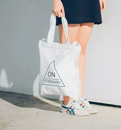ragazza che trasporta shopper in cotone bianca con logo