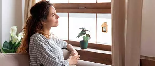 stazione meteo gadget promozionale personalizzato in bamboo con ventosa a casa di ragazza seduta sul divano