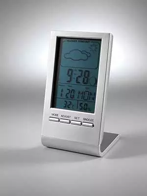 stazione meteo gadget ufficio personalizzato in tampografia appoggiato su un tavolo