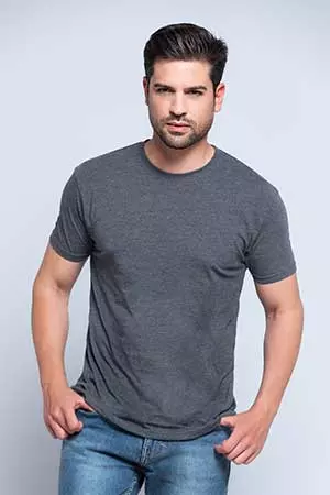 t-shirt personalizzate con logo indossata da ragazzo che guarda in basso su sfondo grigio