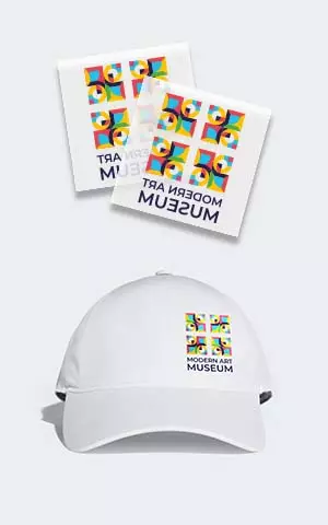 termoadesivi per tessuti ideali per piccole produzione adesivo museo multicolore su cappellino bianco vista frontale fondo grigio