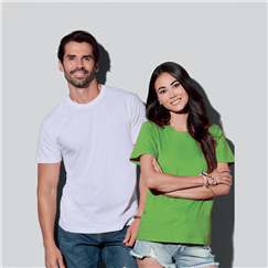 ragazzo e ragazza sorridenti mentre indossano t shirt ecosostenibili