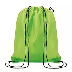zainetto sacca portascarpe di colore verde con laccetti su sfondo neutro