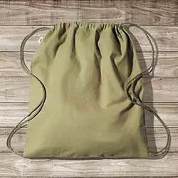 sacchetta ecologica personalizzata di colore verde su sfondo in legno