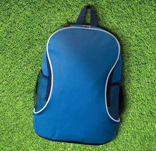 zaino sportivo personalizzato di colore blu con prato sulo sfondo